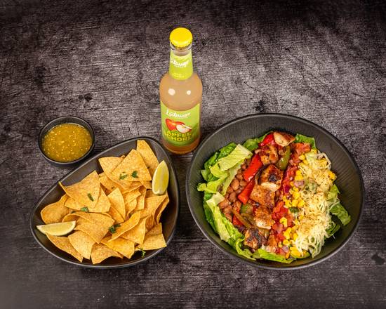 Salad Bowl Menü mit Chips, Dip und Getränk